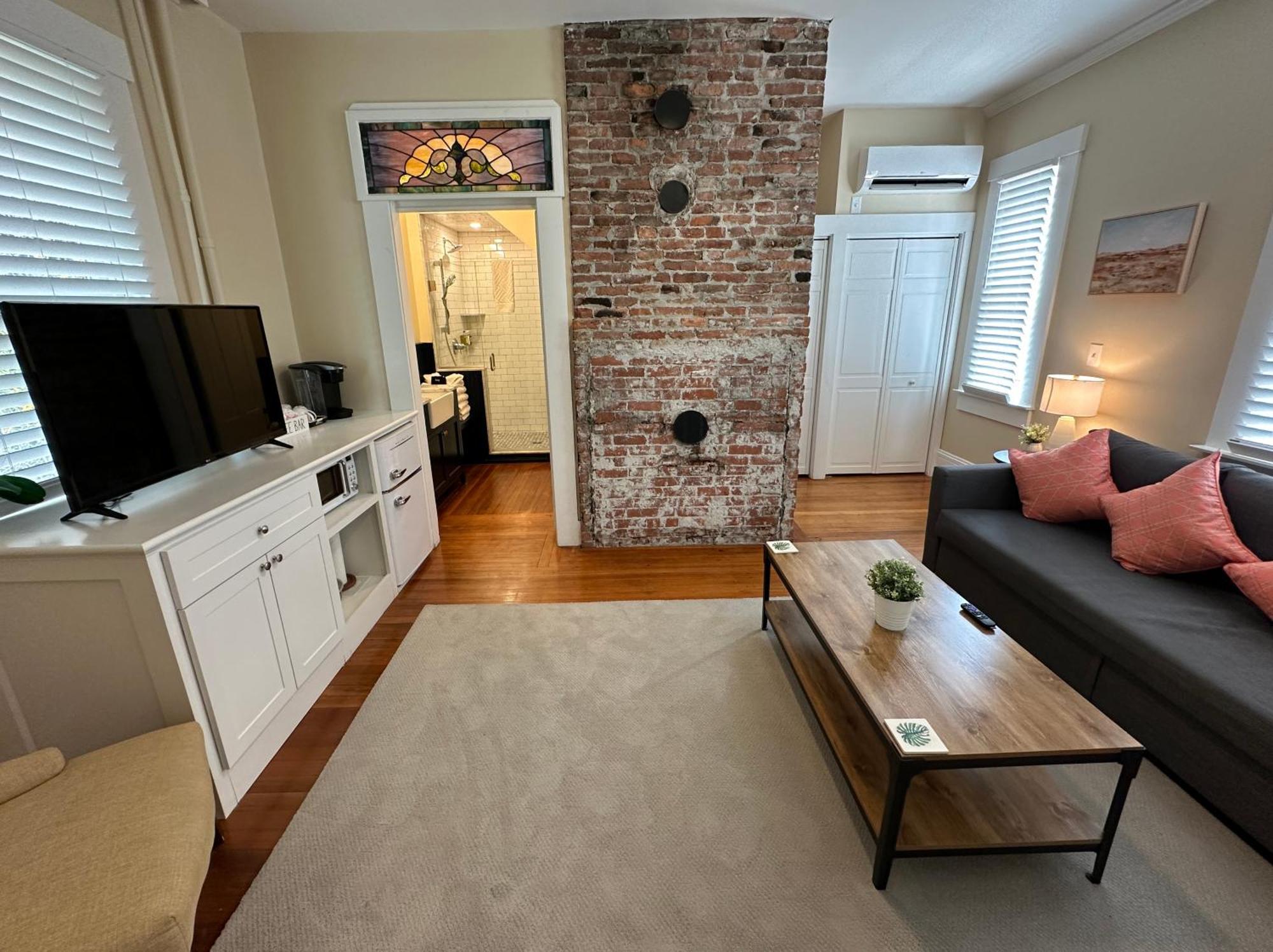Entire Charming Victorian Home Downtown Нюпорт Екстериор снимка