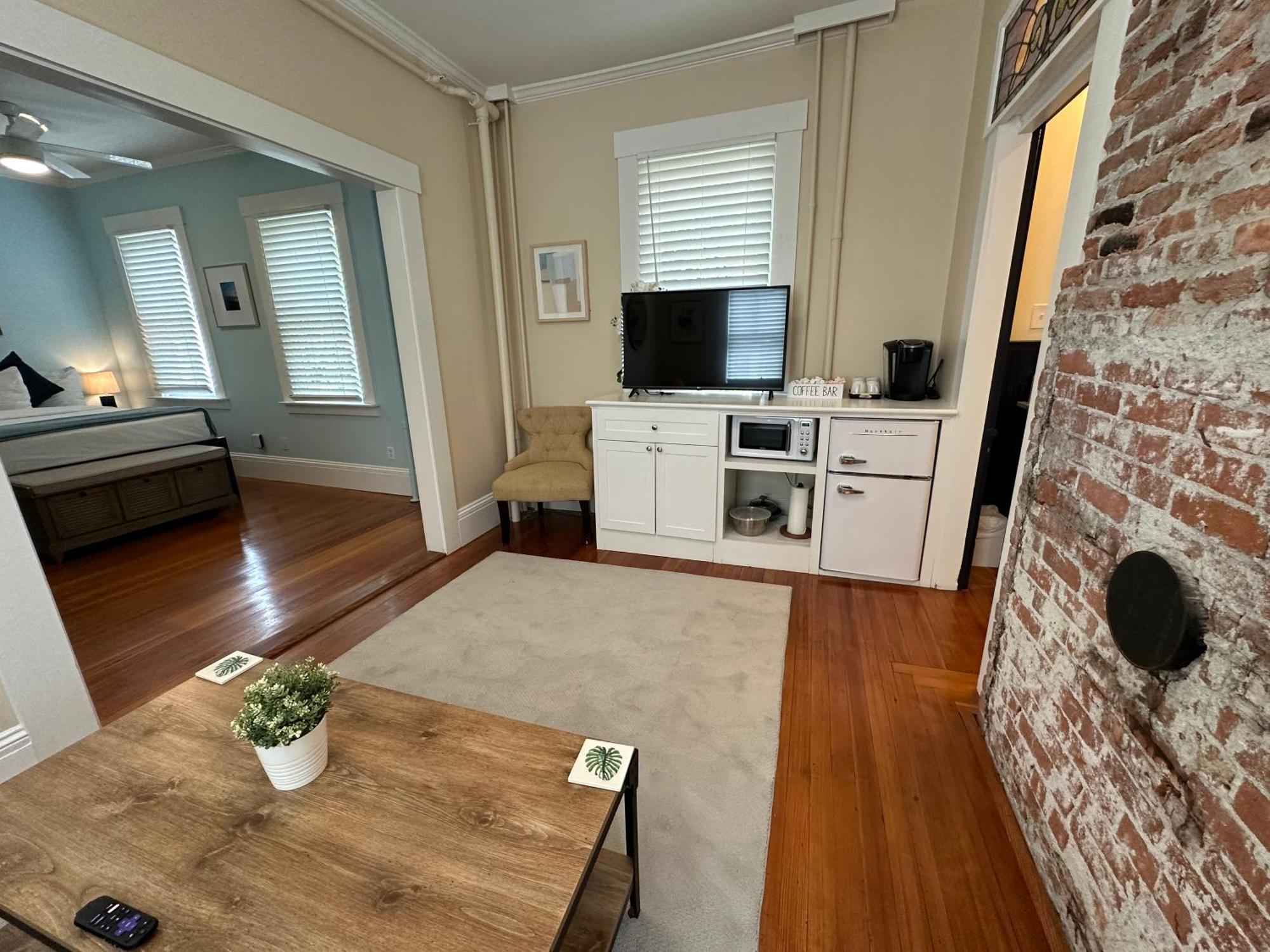 Entire Charming Victorian Home Downtown Нюпорт Екстериор снимка