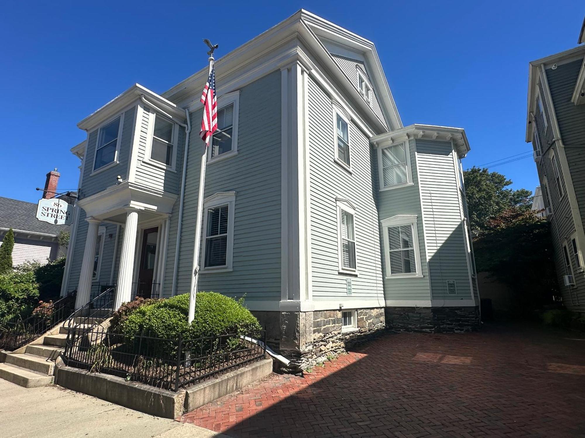 Entire Charming Victorian Home Downtown Нюпорт Екстериор снимка