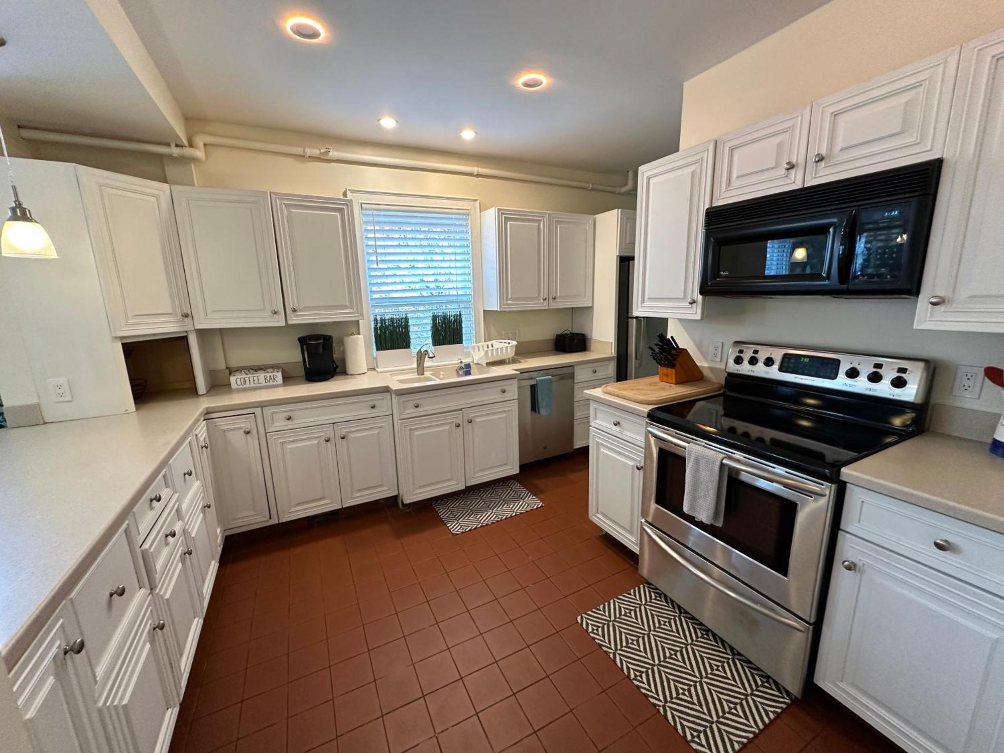 Entire Charming Victorian Home Downtown Нюпорт Екстериор снимка